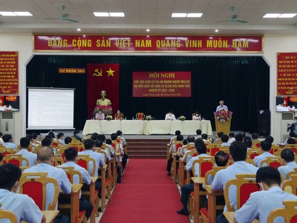 Chánh án Tòa án nhân dân tối cao Nguyễn Hòa Bình tiếp xúc cử tri tại Sư đoàn 365