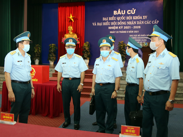 Trung tướng Lâm Quang Đại - Chính ủy Quân chủng Phòng không - Không quân kiểm tra công tác chuẩn bị bầu cử tại cơ quan Quân chủng