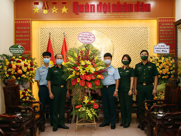 Quân chủng PK-KQ chúc mừng các cơ quan thông tấn, báo chí nhân kỷ niệm 96 năm Ngày Báo chí cách mạng Việt Nam