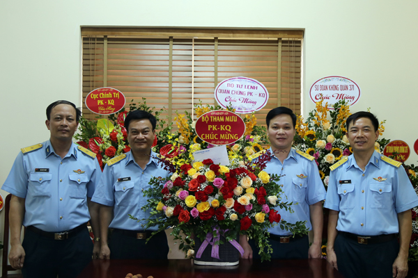 Thiếu tướng Trần Ngọc Quyến - Chủ nhiệm Chính trị Quân chủng chúc mừng Báo Phòng không-Không quân nhân Ngày Báo chí cách mạng Việt Nam