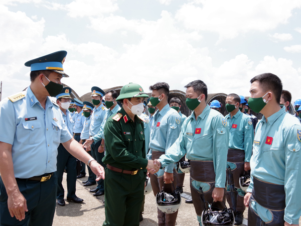 Thượng tướng Phan Văn Giang - Bộ trưởng Bộ Quốc phòng kiểm tra Trung đoàn 935