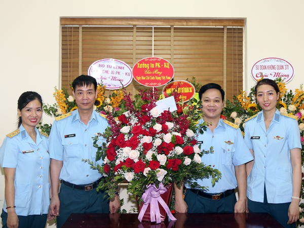 Thiếu tướng Trần Ngọc Quyến - Chủ nhiệm Chính trị Quân chủng chúc mừng Báo Phòng không-Không quân nhân Ngày Báo chí cách mạng Việt Nam