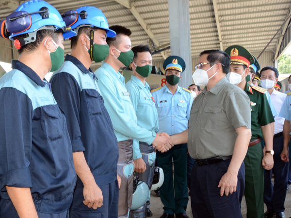 Thủ tướng Chính phủ Phạm Minh Chính thăm và làm việc tại Trung đoàn 935