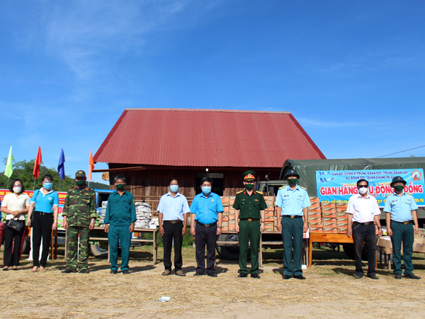 Trung đoàn 925 tiếp tục hỗ trợ nhân dân tỉnh Bình Định có hoàn cảnh khó khăn do ảnh hưởng của dịch COVID-19