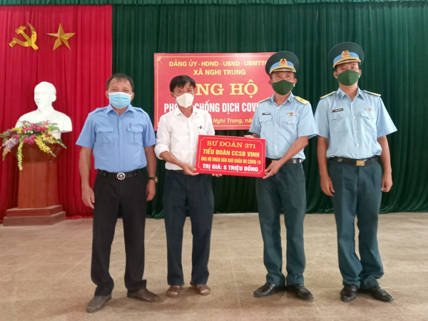 Tiểu đoàn Căn cứ Sân bay Vinh tặng quà hỗ trợ nhân dân tỉnh Nghệ An bị ảnh hưởng bởi dịch COVID-19