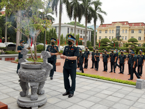 Dâng hương tưởng niệm Chủ tịch Hồ Chí Minh và các anh hùng liệt sĩ nhân kỷ niệm 76 năm Ngày Quốc khánh nước Cộng hòa XHCN Việt Nam