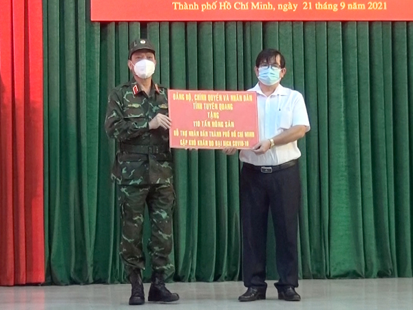 Bộ Quốc phòng tiếp nhận, bàn giao 110 tấn nông sản của tỉnh Tuyên Quang ủng hộ TP Hồ Chí Minh