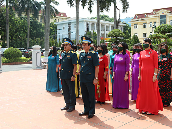 Đoàn đại biểu dự Đại hội đại biểu Phụ nữ Quân chủng Phòng không-Không quân nhiệm kỳ 2021-2026 dâng hương Chủ tịch Hồ Chí Minh và các anh hùng liệt sĩ