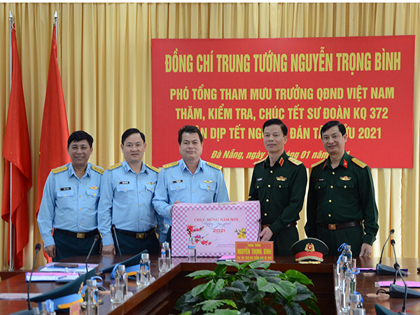Trung tướng Nguyễn Trọng Bình - Phó Tổng Tham mưu trưởng kiểm tra và chúc tết các đơn vị Phòng không - Không quân tại Đà Nẵng