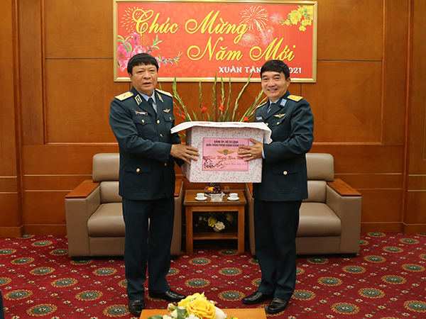 Thiếu tướng Phạm Văn Tính - Phó Tư lệnh Quân chủng PK-KQ chúc Tết Tổng công ty ACC và Công ty ADCC