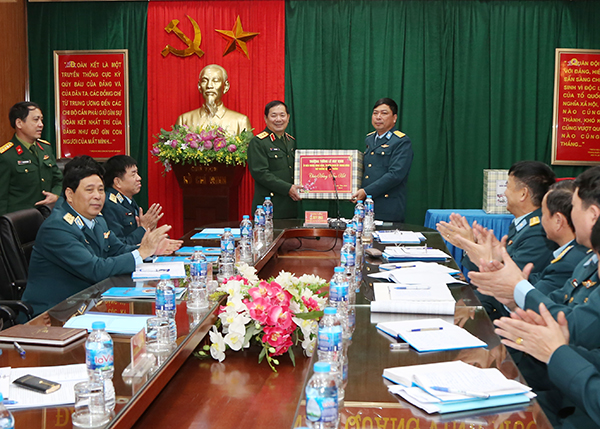 Thượng tướng Lê Huy Vịnh thăm, chúc Tết các đơn vị trong Quân chủng Phòng không - Không quân