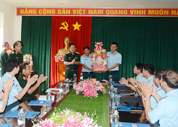 Trung tướng Võ Minh Lương kiểm tra công tác sẵn sàng chiến đấu và chúc Tết tại Trung đoàn 93