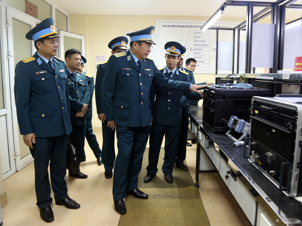 Thiếu tướng Bùi Anh Chung - Phó Tư lệnh Quân chủng Phòng không - Không quân kiểm tra sẵn sàng chiến đấu, chúc Tết Viện Kỹ thuật PK-KQ và Trung tâm Đo lường miền Bắc