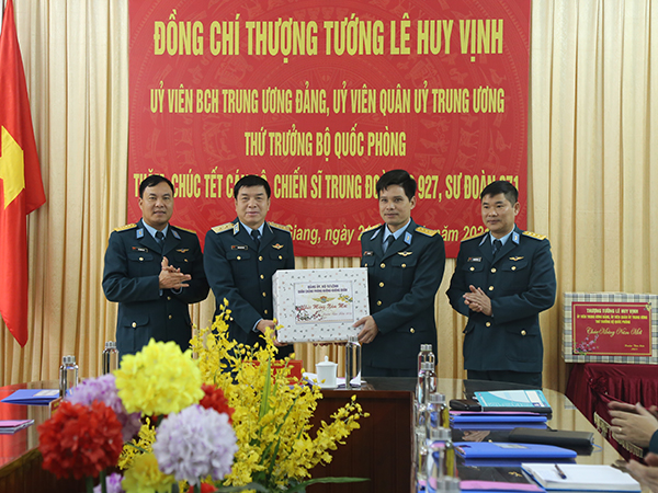 Thượng tướng Lê Huy Vịnh - Thứ trưởng Bộ Quốc phòng thăm và chúc tết Trung đoàn 228 và Trung đoàn 927