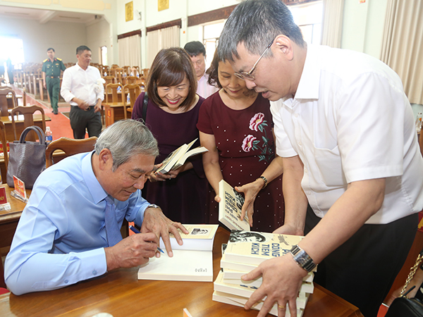 Ra mắt sách “Nhật ký phi công tiêm kích” tại Thành Phố Hồ Chí Minh