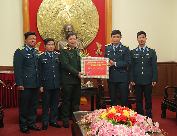 Thượng tướng Lê Huy Vịnh - Thứ trưởng Bộ Quốc phòng thăm và chúc tết Trung đoàn 228 và Trung đoàn 927