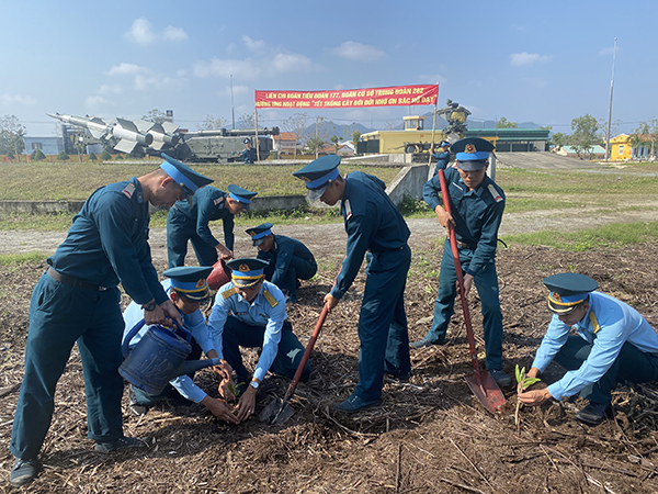 Sư đoàn 375 đã trồng được 3.400 cây trong ngày đầu ra quân “Tết trồng cây đời đời nhớ ơn Bác Hồ”