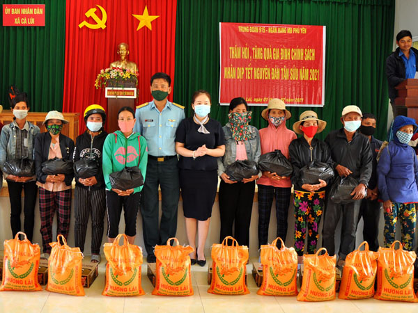 Trung đoàn 915 thăm, tặng quà và chúc Tết nhân dân trên địa bàn tỉnh Phú Yên