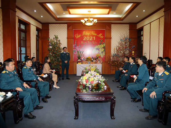 Thủ trưởng Bộ Tư lệnh Quân chủng Phòng không - Không quân chúc Tết các cơ quan, đơn vị trong Quân chủng