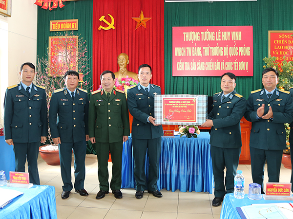 Thượng tướng Lê Huy Vịnh - Thứ trưởng Bộ Quốc phòng kiểm tra và chúc Tết Trung đoàn tên lửa 236