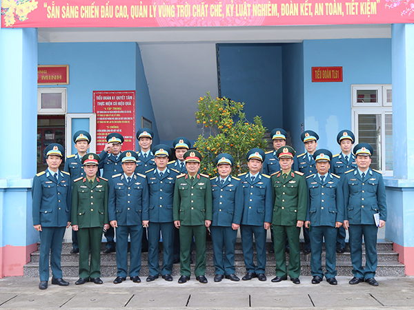 Thượng tướng Lê Huy Vịnh - Thứ trưởng Bộ Quốc phòng kiểm tra và chúc Tết Trung đoàn tên lửa 236