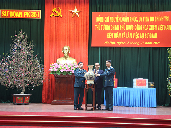 Thủ tướng Nguyễn Xuân Phúc thăm và chúc Tết cán bộ, chiến sĩ Sư đoàn Phòng không 361