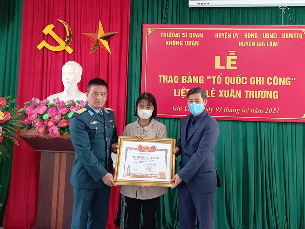 Trường Sĩ quan Không quân trao bằng Tổ quốc ghi công cho thân nhân liệt sĩ Lê Xuân Trường và liệt sĩ Đào Văn Long