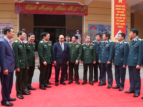 Thủ tướng Nguyễn Xuân Phúc thăm và chúc Tết cán bộ, chiến sĩ Sư đoàn Phòng không 361