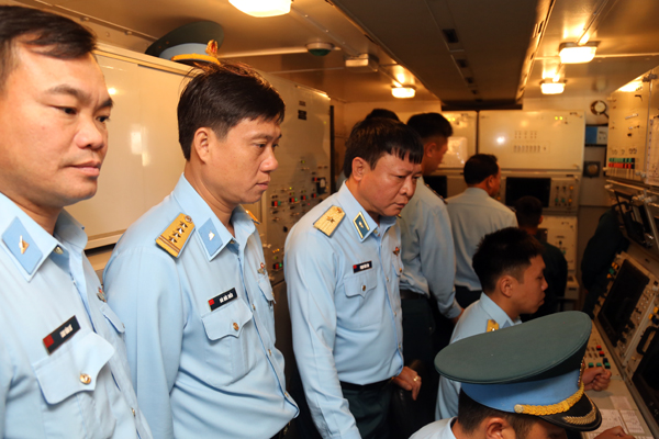 Thiếu tướng Phạm Văn Tính - Phó Tư lệnh Quân chủng Phòng không-Không quân kiểm tra Sư đoàn 361 và Sư đoàn 363