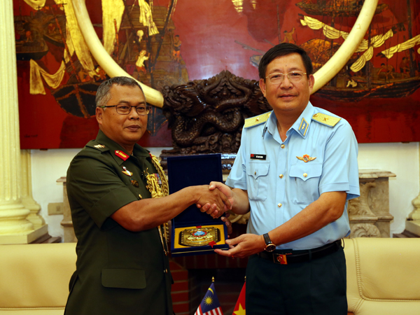 Thiếu tướng Bùi Anh Chung - Phó Tư lệnh Quân chủng Phòng không - Không quân tiếp Tùy viên Quốc phòng Ma-lai-xia