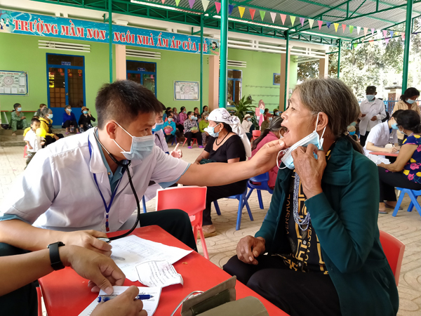 Sư đoàn 377 khám bệnh, tư vấn sức khỏe cấp thuốc miễn phí cho nhân dân trên địa bàn xã Sơn Lâm, huyện Khánh Sơn, tỉnh Khánh Hòa