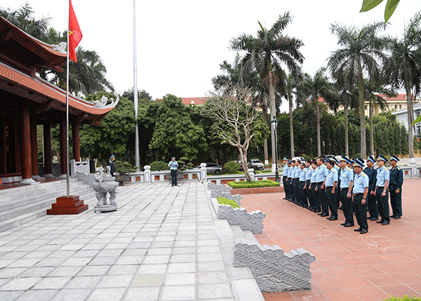 Dâng hương tưởng niệm Chủ tịch Hồ Chí Minh và các anh hùng liệt sĩ Phòng không - Không quân nhân dịp Giỗ tổ Hùng vương