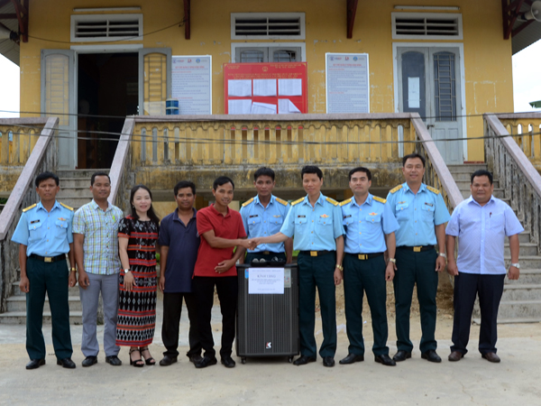 Quân chủng Phòng không - Không quân làm công tác dân vận tại tỉnh Thừa Thiên - Huế