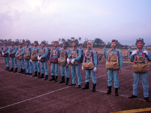 Trung đoàn 920 tổ chức huấn luyện thực hành nhảy dù cho giảng viên và học viên
