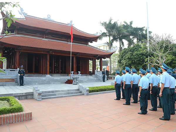 Dâng hương Chủ tịch Hồ Chí Minh và các anh hùng liệt sĩ nhân kỷ niệm 46 năm Ngày giải phóng miền Nam