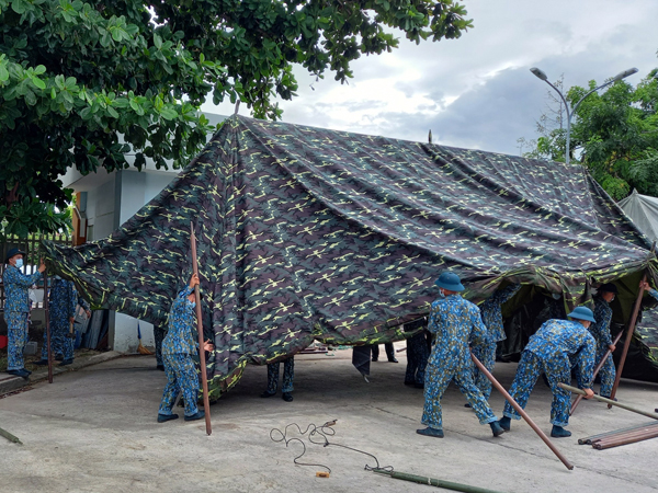 Trung đoàn 591 triển khai nhà bạt dã chiến hỗ trợ công tác phòng, chống dịch COVID-19 của Bệnh viện Đa khoa TP Cam Ranh