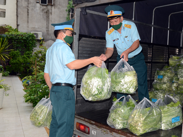 Sư đoàn 367 tặng quà nhân dân phường Bình Hưng Hòa A, Quận Bình Tân , TP. Hồ Chí Minh