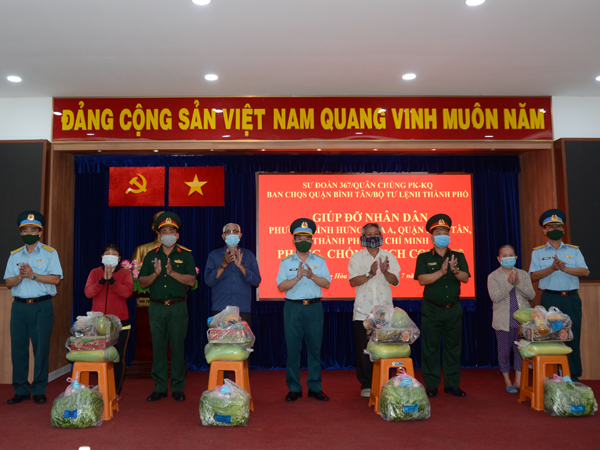 Sư đoàn 367 tặng quà nhân dân phường Bình Hưng Hòa A, Quận Bình Tân , TP. Hồ Chí Minh