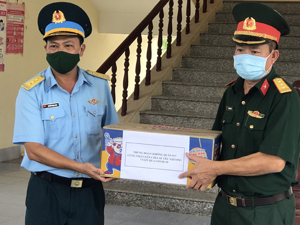Trung đoàn 937 chia sẻ khó khăn với nhân dân chịu ảnh hưởng của dịch COVID-19 trên địa bàn tỉnh Ninh Thuận