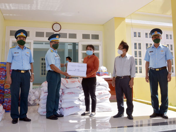 Trường Sĩ quan Không quân tặng 200 suất quà cho nhân dân tỉnh Phú Yên chịu ảnh hưởng của dịch COVID-19