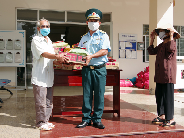 Trung đoàn 917 trao quà hỗ trợ nhân dân TP Cần Thơ chịu ảnh hưởng dịch COVID-19