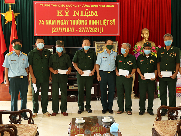 Đoàn công tác Quân chủng PK-KQ thăm, tặng quà Trung tâm điều dưỡng thương binh Nho Quan, Ninh Bình