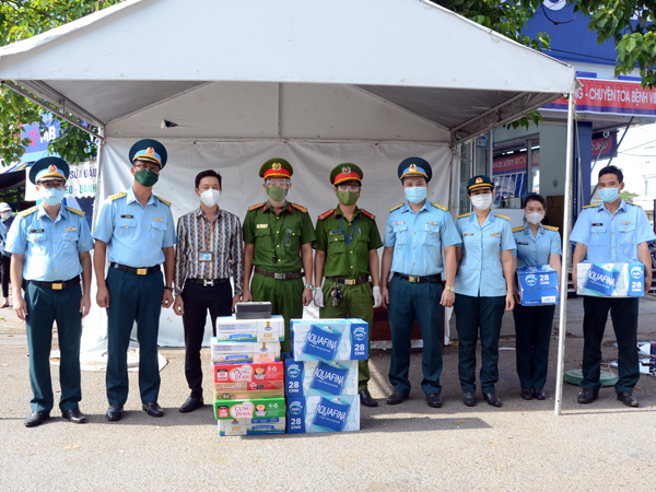 Nhà máy A32 trao quà hỗ trợ nhân dân trên địa bàn TP Đà Nẵng chịu ảnh hưởng của dịch COVID-19
