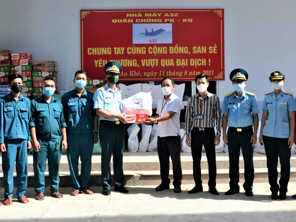 Nhà máy A32 trao quà hỗ trợ nhân dân trên địa bàn TP Đà Nẵng chịu ảnh hưởng của dịch COVID-19