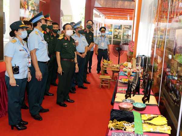 Trung tướng Trịnh Văn Quyết - Phó Chủ nhiệm Tổng cục Chính trị kiểm tra công tác trưng bày triển lãm tại Army Games năm 2021