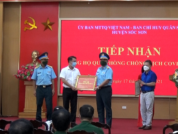 Sư đoàn 371 trao quà hỗ trợ nhân dân huyện Sóc Sơn, TP Hà Nội gặp khó khăn do ảnh hưởng dịch COVID-19