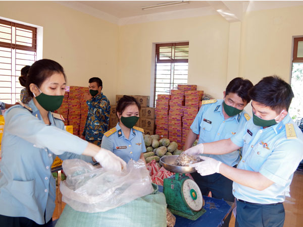 Sư đoàn 372 hỗ trợ nhân dân trên địa bàn TP Đà Nẵng gặp khó khăn do ảnh hưởng của dịch COVID-19