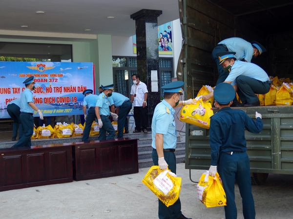 Sư đoàn 372 hỗ trợ nhân dân trên địa bàn TP Đà Nẵng gặp khó khăn do ảnh hưởng của dịch COVID-19
