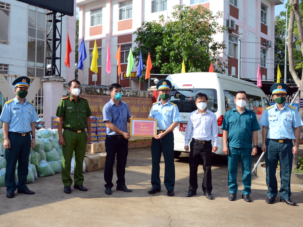 Sư đoàn 367 hỗ trợ nhu yếu phẩm cho nhân dân huyện Bình Chánh, Tp Hồ Chí Minh bị ảnh hưởng của dịch COVID-19
