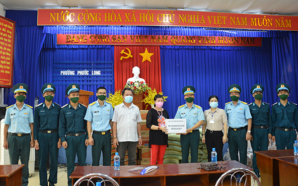 Trường Sĩ quan Không quân trao quà hỗ trợ nhân dân TP Nha Trang gặp khó khăn do ảnh hưởng dịch COVID-19